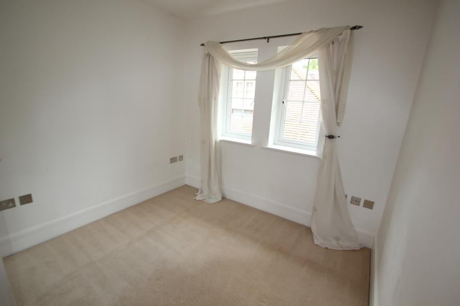 Flat Sheerwater Road in Woking