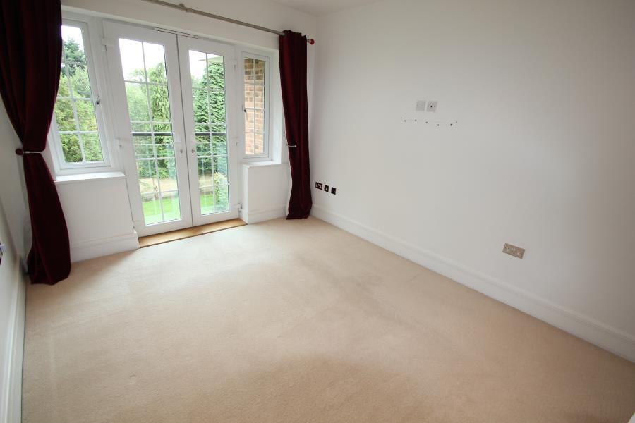 Flat Sheerwater Road in Woking