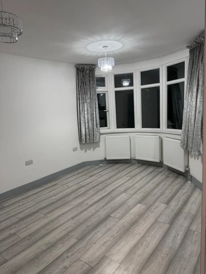 Flat Fairfield Crescent in Greater London
