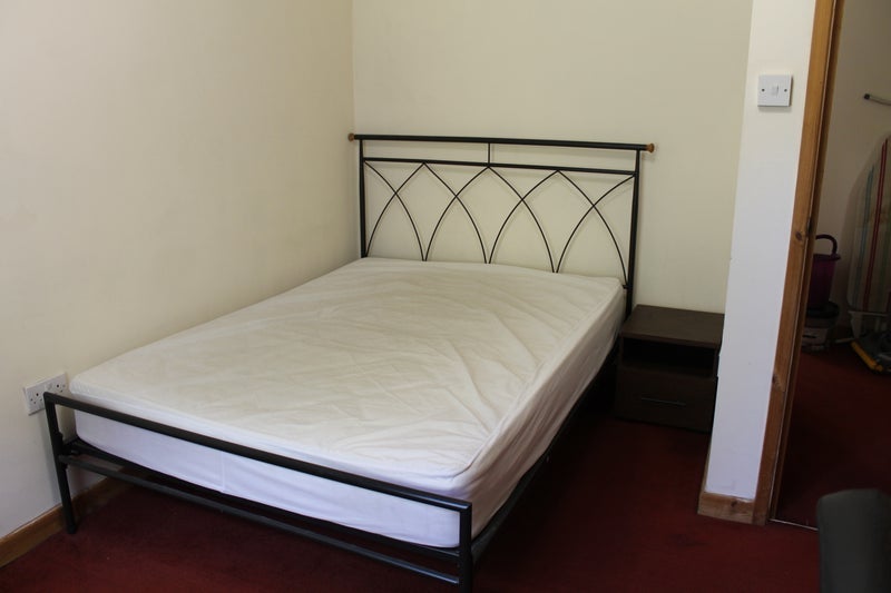 Room Pleasant Court in Leeds