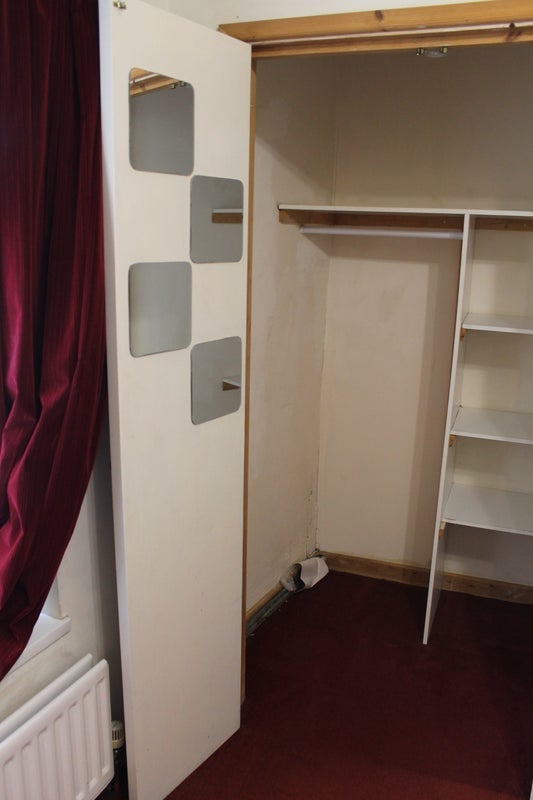 Room Pleasant Court in Leeds