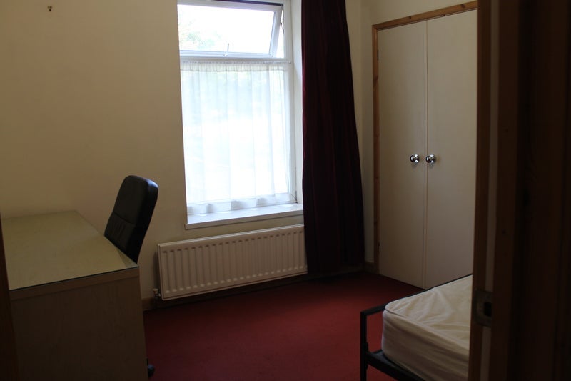 Room Pleasant Court in Leeds