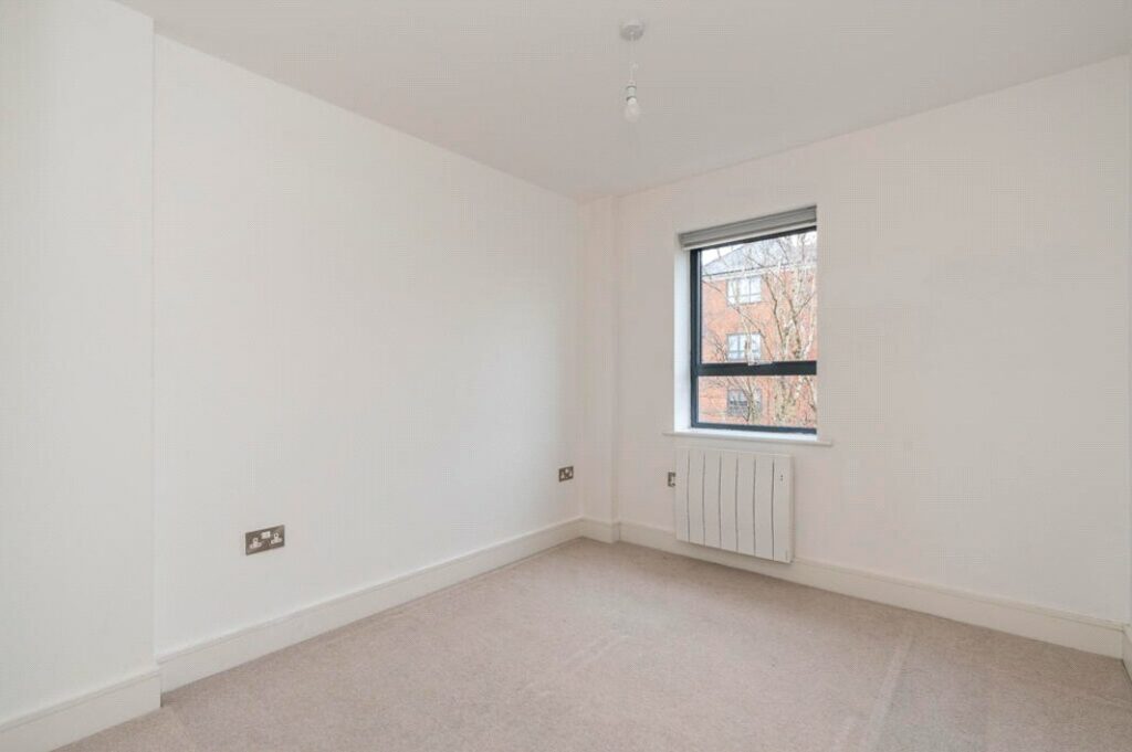 Flat Grosvenor Road in Rushmoor