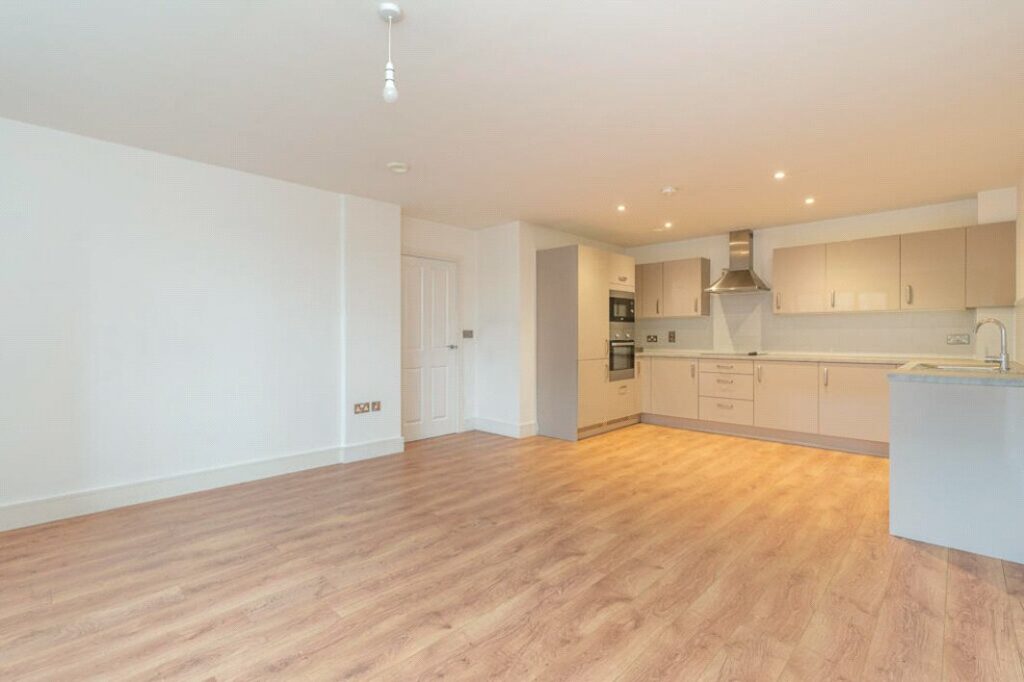 Flat Grosvenor Road in Rushmoor