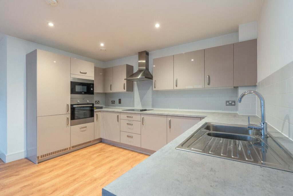 Flat Grosvenor Road in Rushmoor