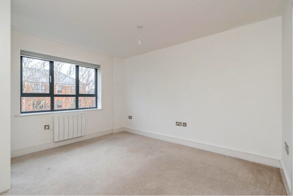 Flat Grosvenor Road in Rushmoor