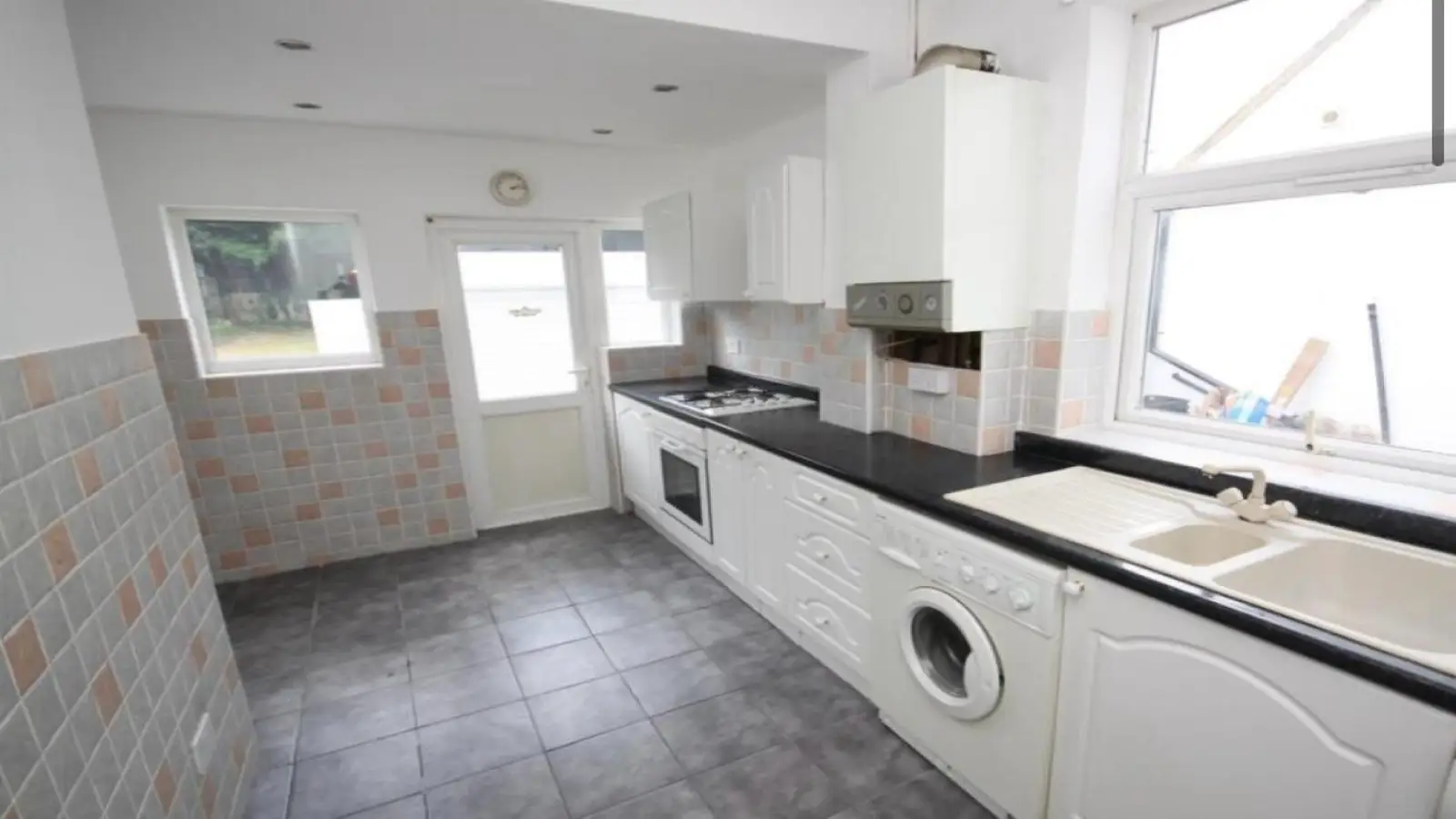 Flat Petts Wood Road in Greater London