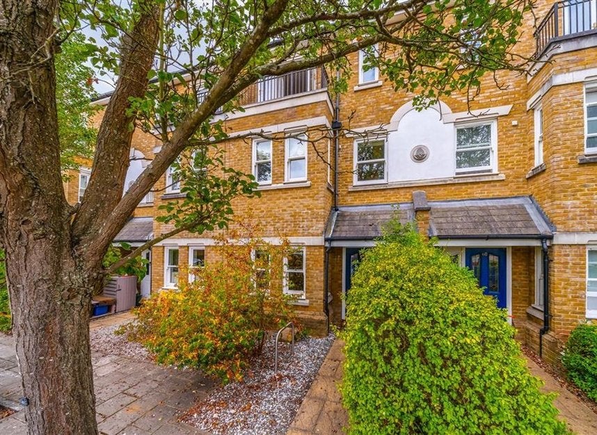 House Admiralty Way in Greater London