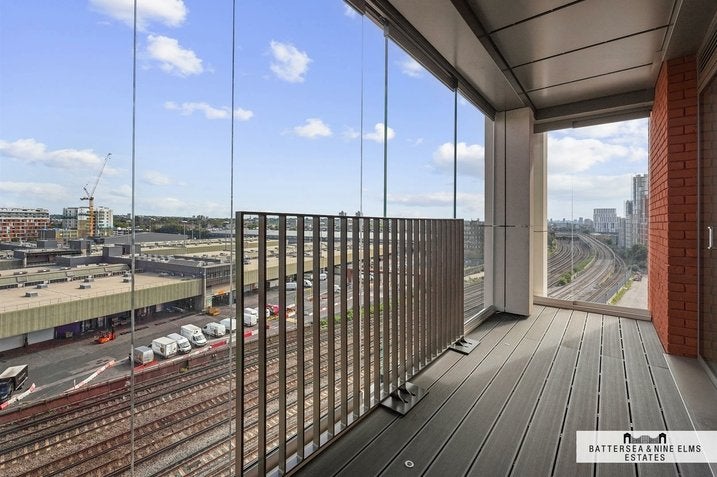 Flat Lanchester Way in Greater London