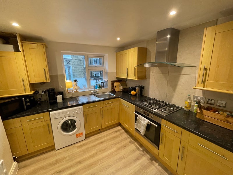 Room Sugden Road in Greater London