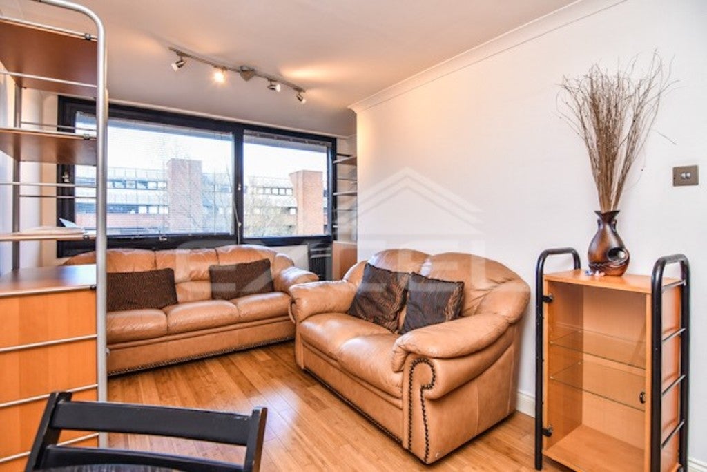 Flat Britten Close in Greater London