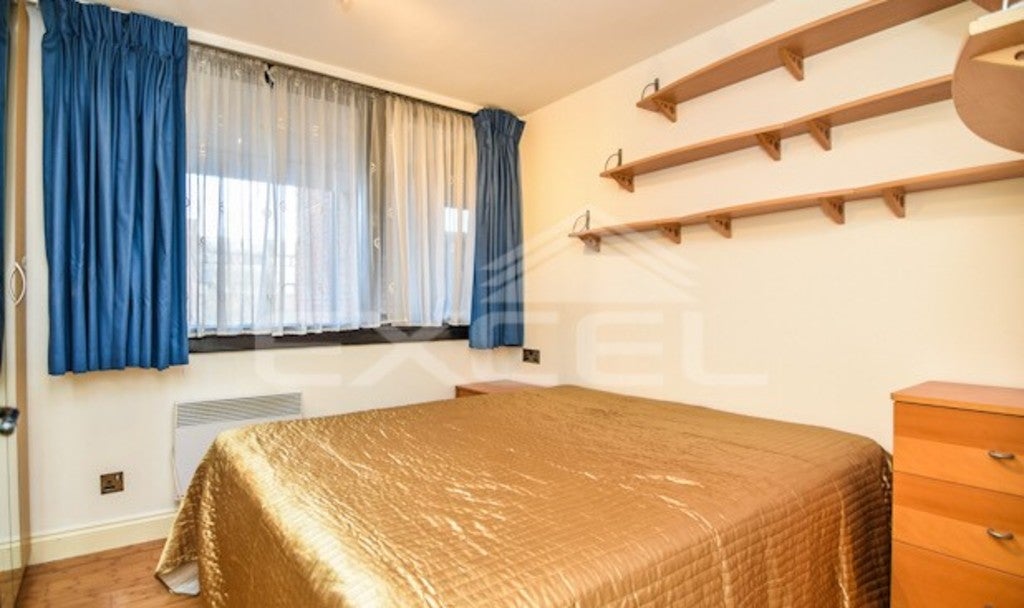 Flat Britten Close in Greater London