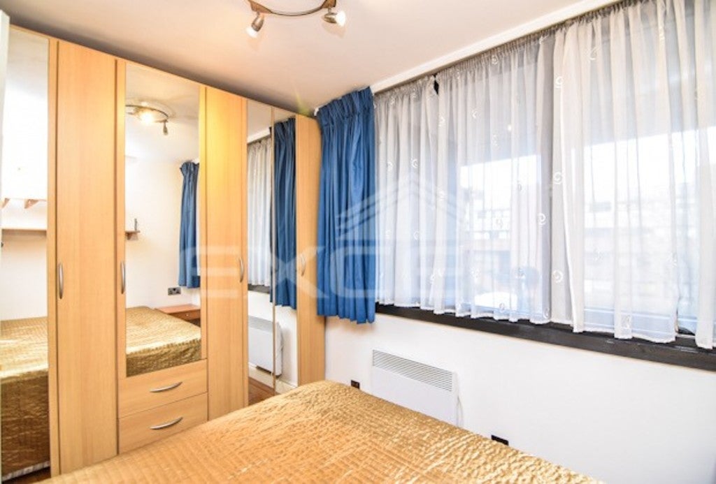 Flat Britten Close in Greater London