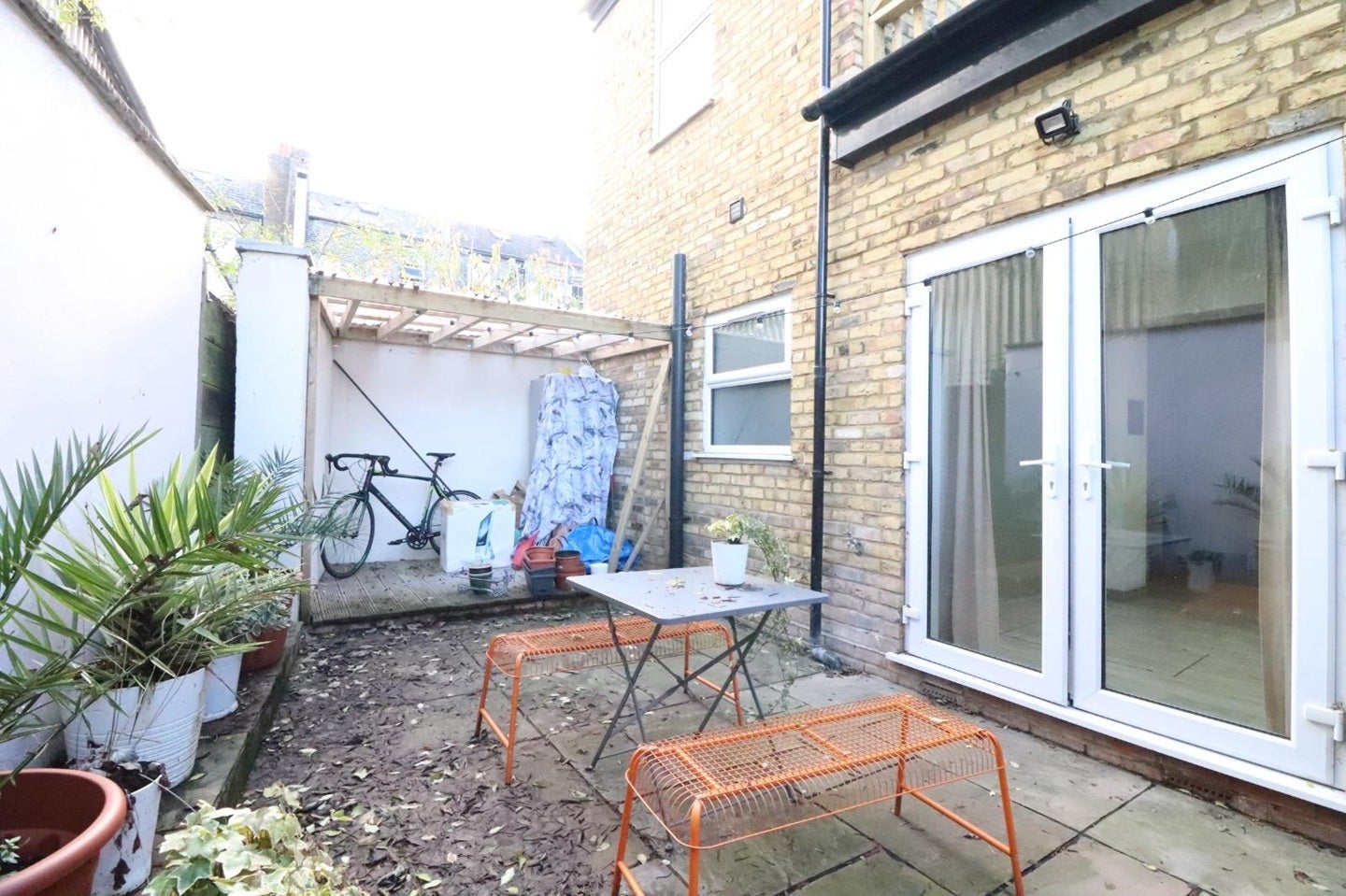 Flat Cecilia Road in Greater London