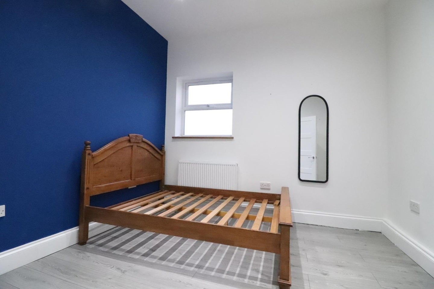 Flat Cecilia Road in Greater London
