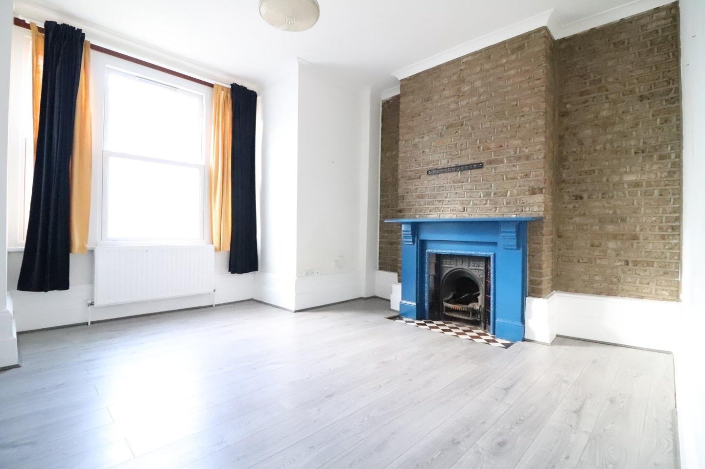 Flat Cecilia Road in Greater London