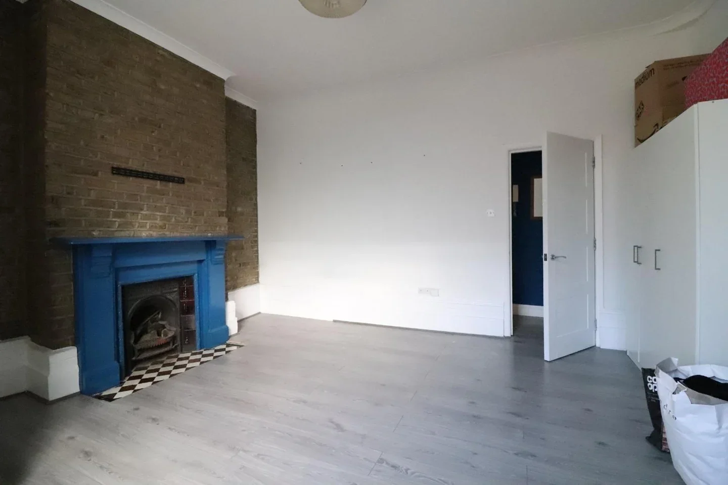Flat Cecilia Road in Greater London