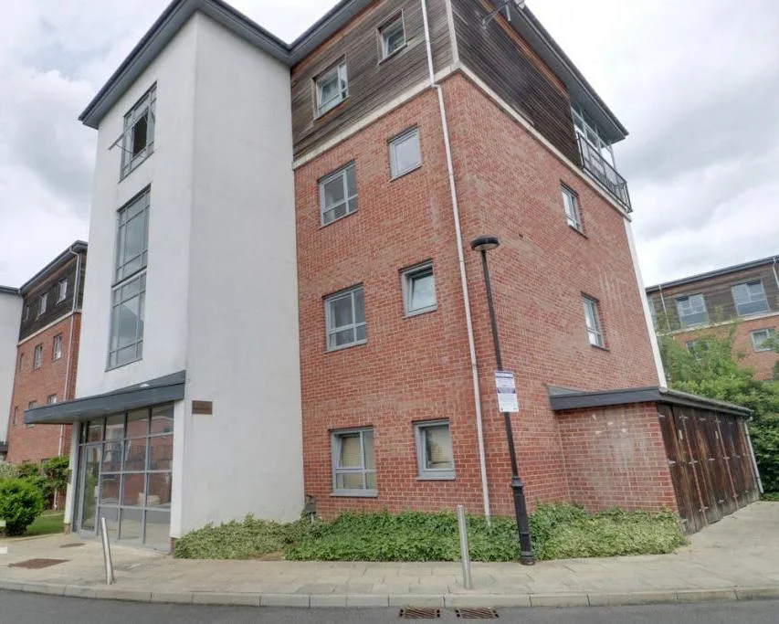 Flat Riverside Close in Greater London