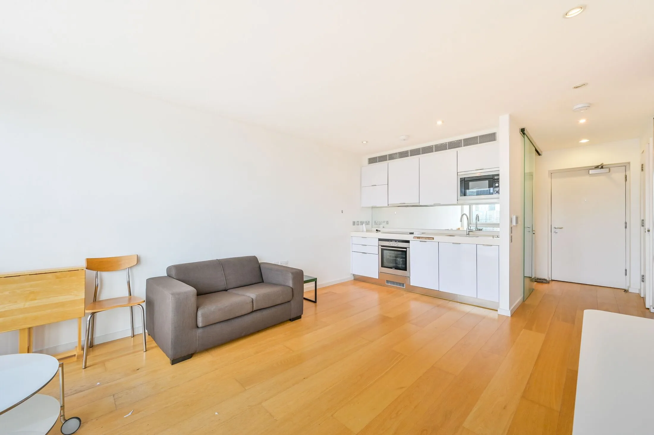 Flat Fairmont Avenue in Greater London