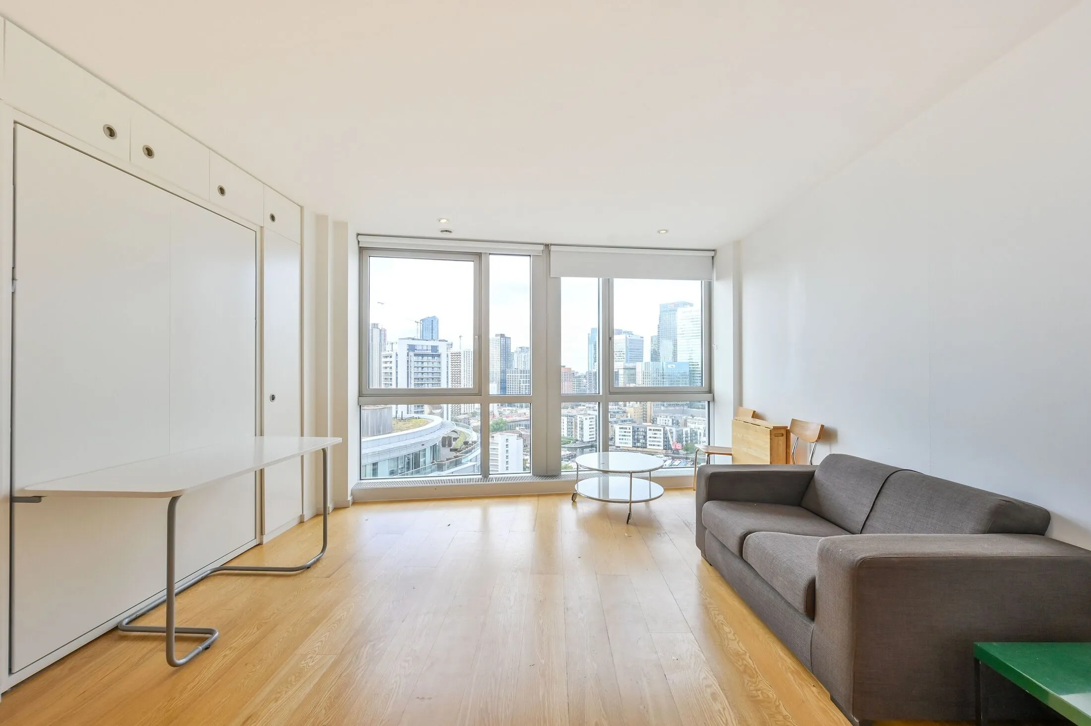 Flat Fairmont Avenue in Greater London