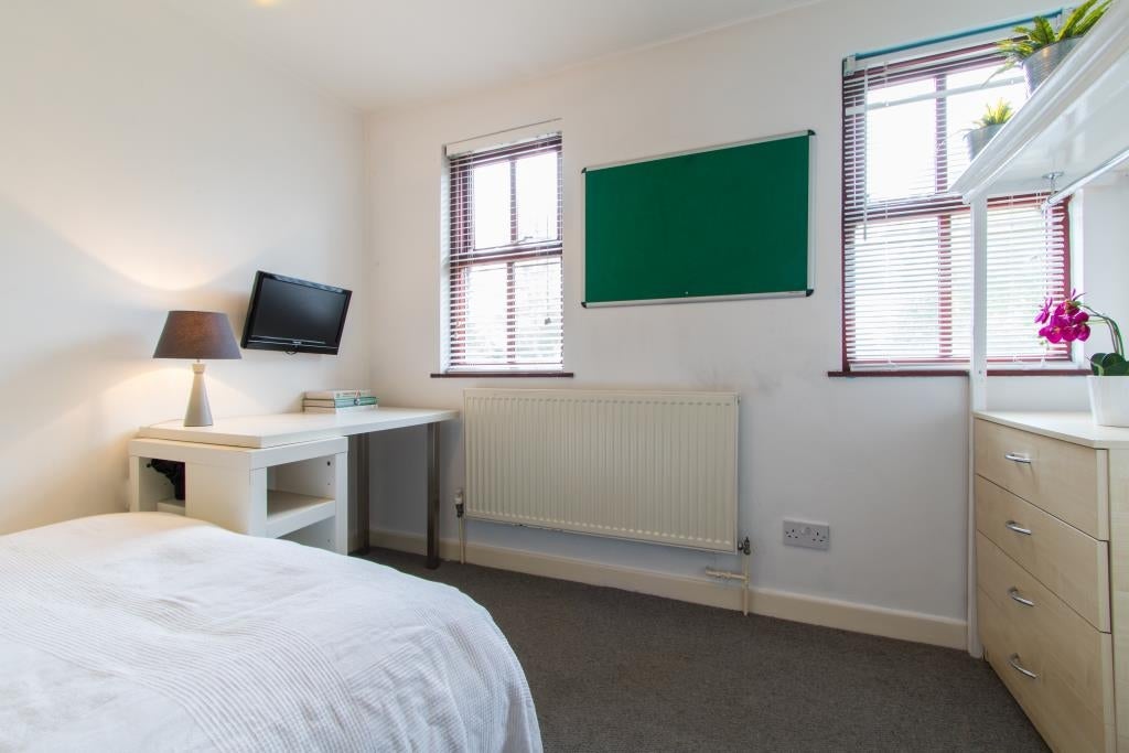 Room Ladybarn Road in Manchester