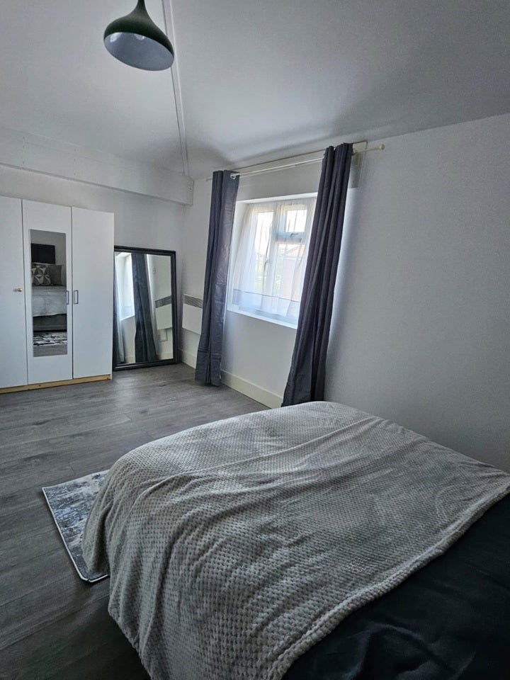 Flat Cotswold Gardens in Greater London