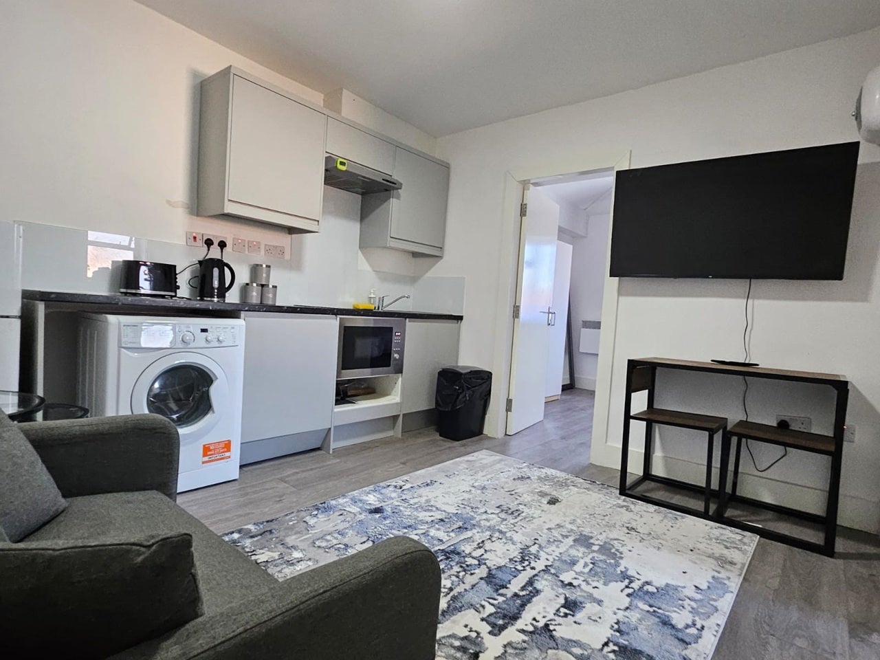 Flat Cotswold Gardens in Greater London