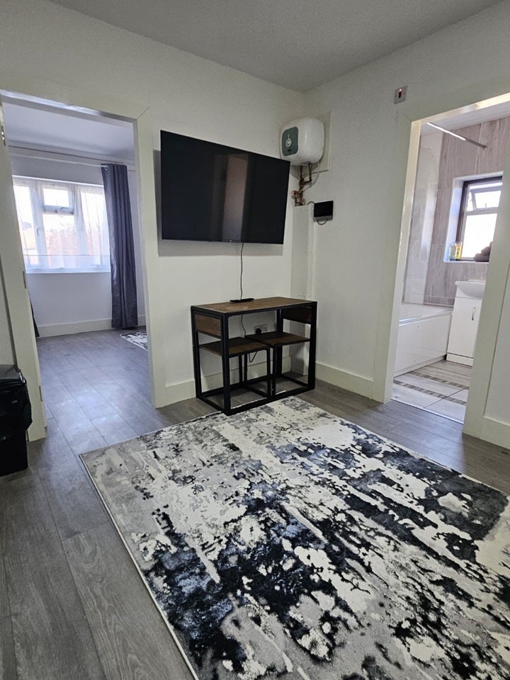 Flat Cotswold Gardens in Greater London