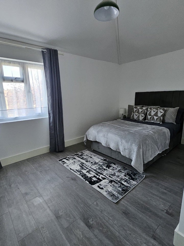 Flat Cotswold Gardens in Greater London