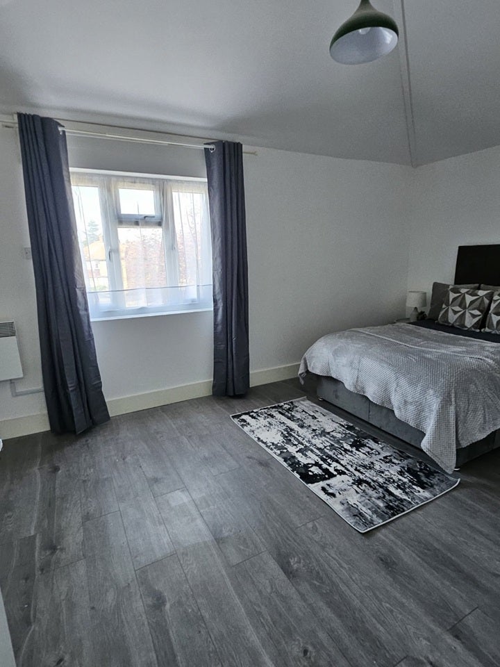 Flat Cotswold Gardens in Greater London
