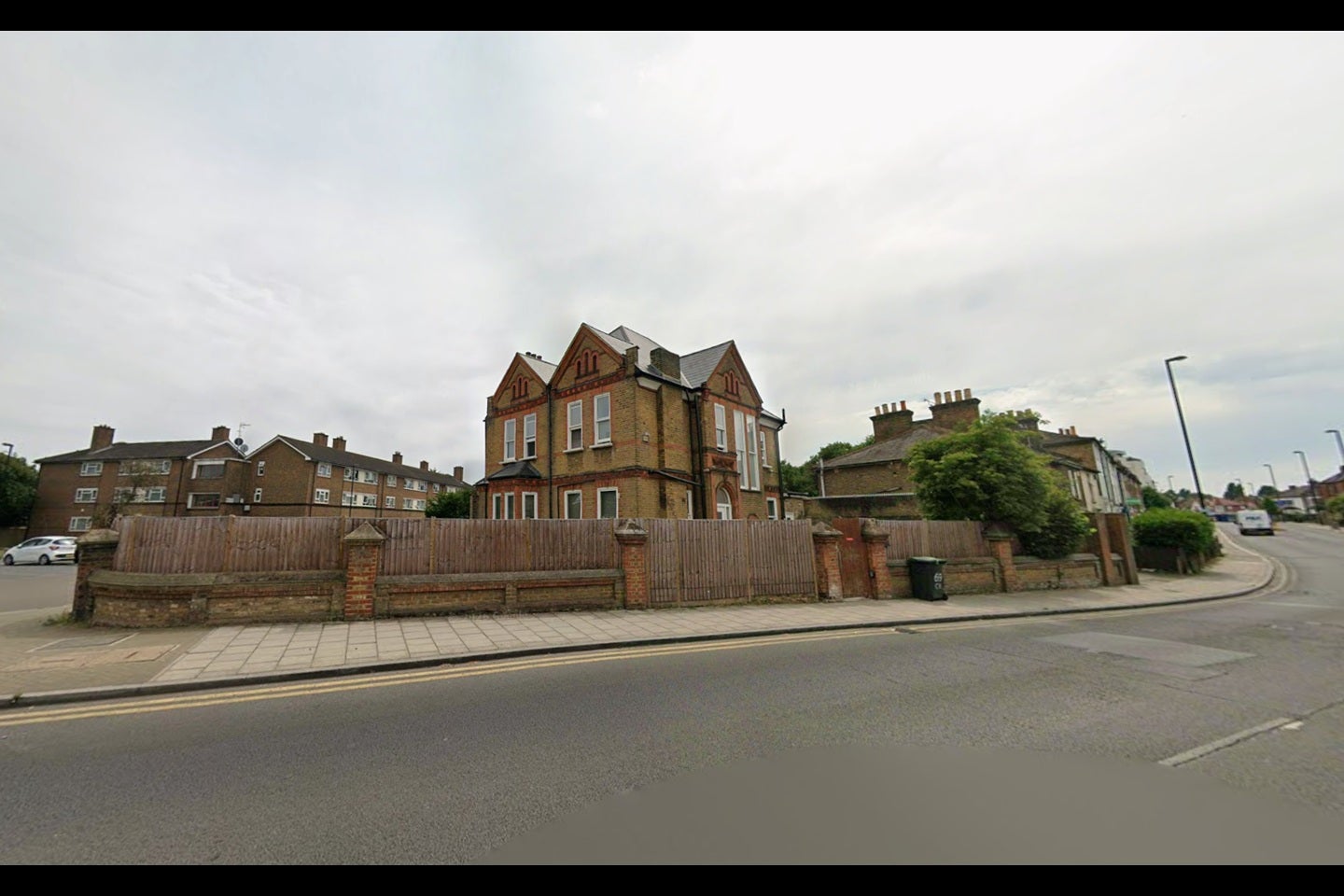 Flat Catford Hill in Greater London