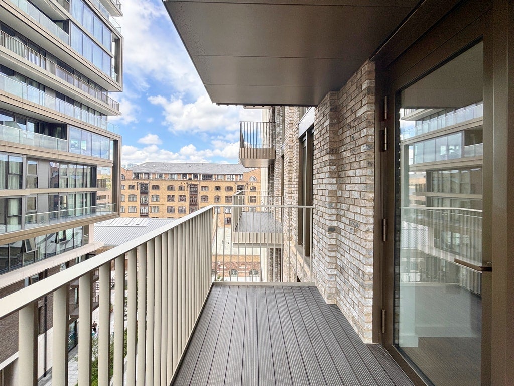 Flat Pennington Quay Walk in Greater London