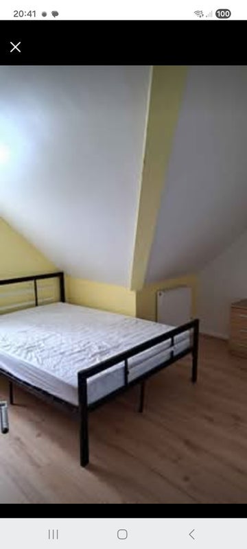 Room Sandyhurst Close in Poole