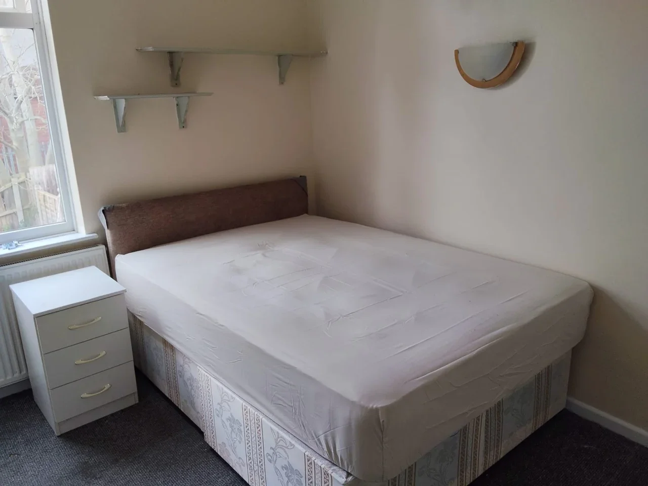 Room Ivanhoe Street in Brierley Hill