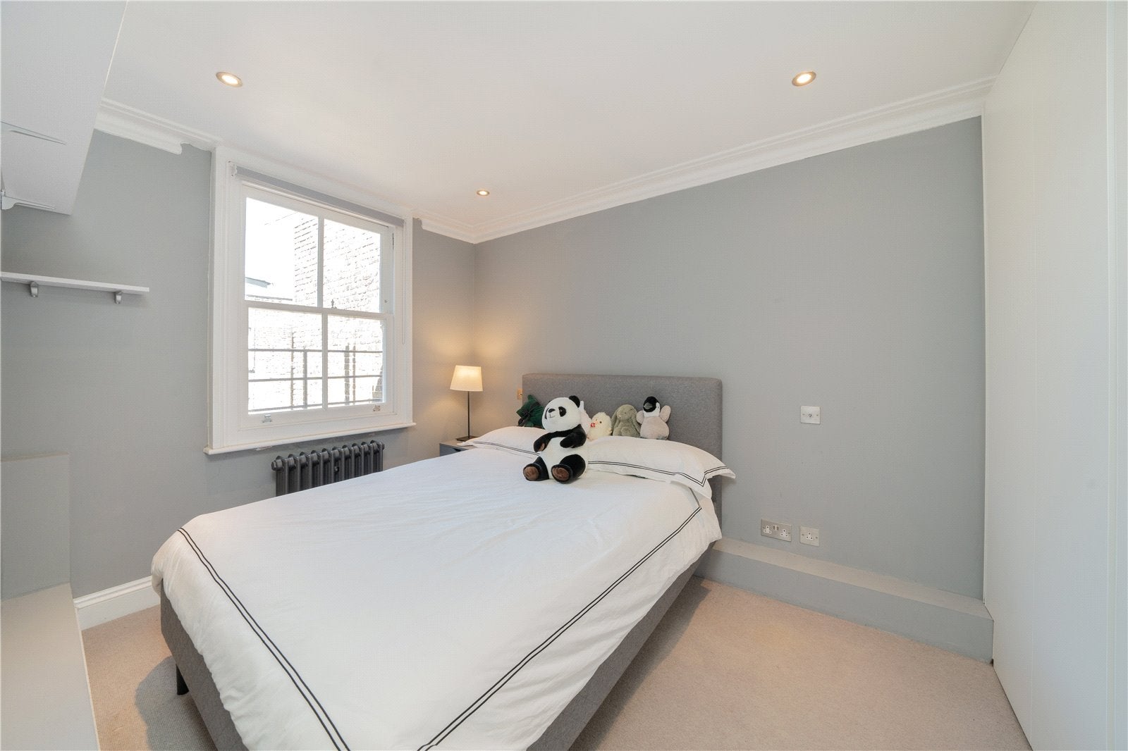 Flat Linden Gardens in Greater London