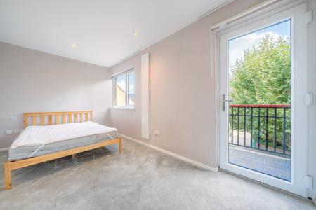Flat Mizzen Street in Greater London
