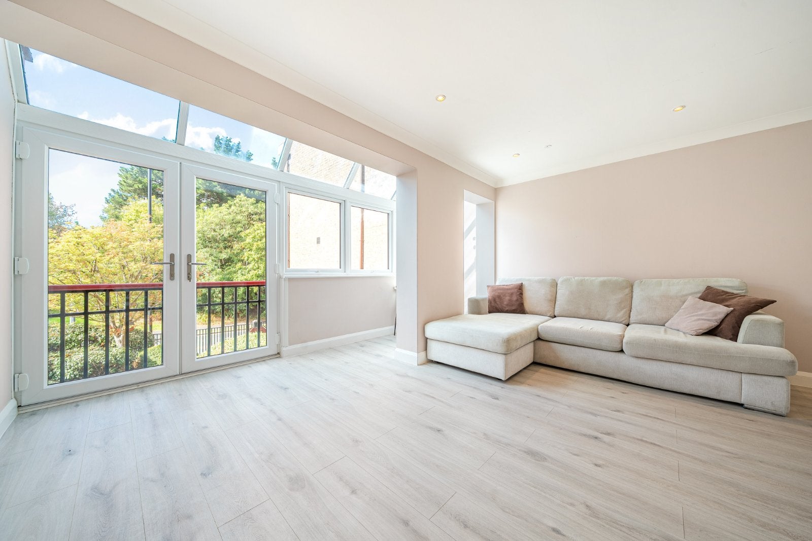Flat Mizzen Street in Greater London