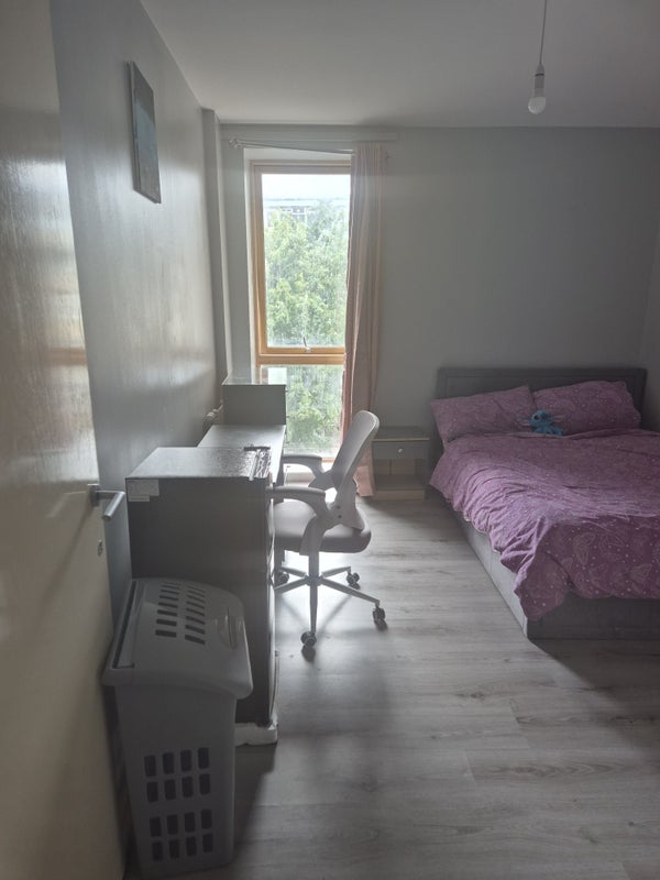 Room Cook's Road in Greater London