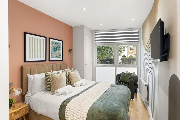Flat Mackenzie Road in Greater London
