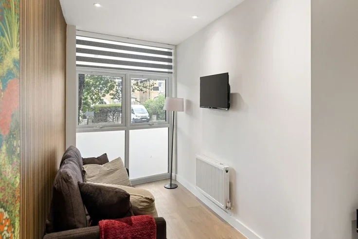 Flat Mackenzie Road in Greater London