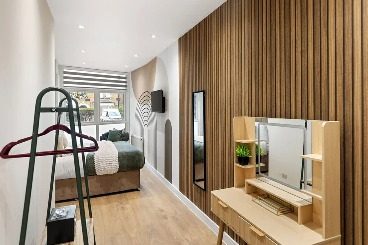 Flat Mackenzie Road in Greater London