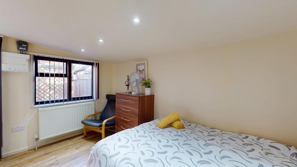 Room St. Pauls Avenue in Greater London