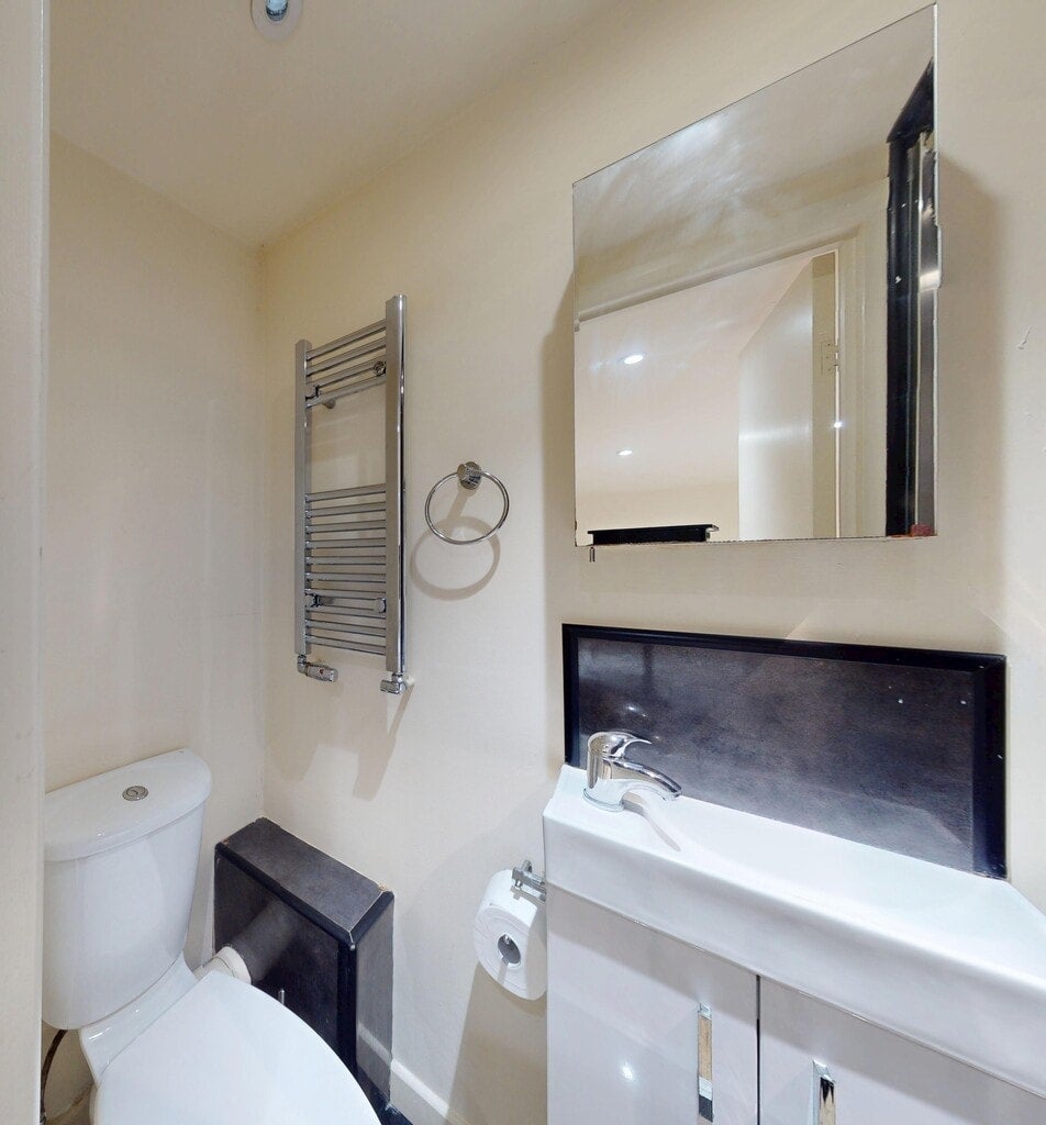Room St. Pauls Avenue in Greater London