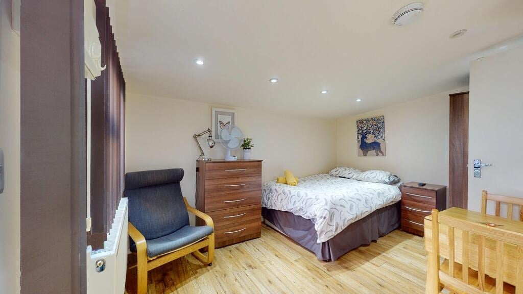 Room St. Pauls Avenue in Greater London