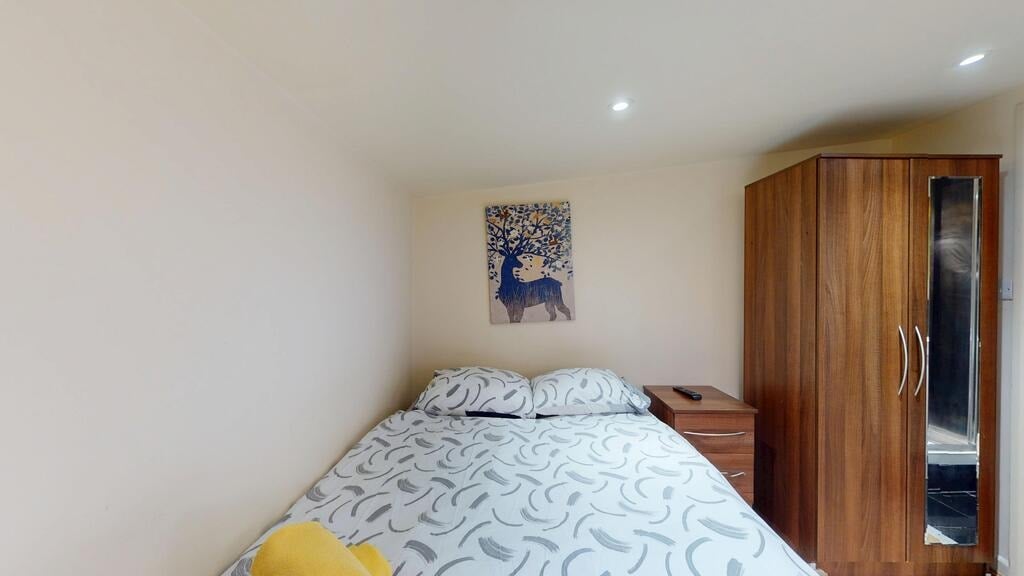 Room St. Pauls Avenue in Greater London