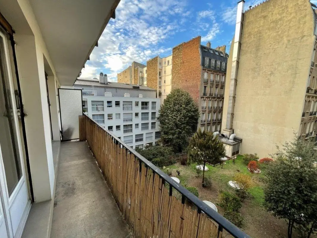 Flat Rue Rennequin in Paris