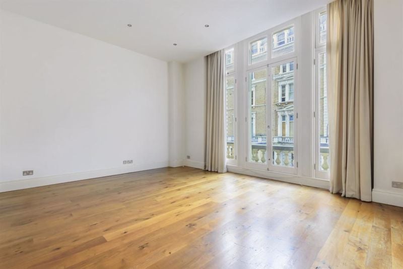 Flat Clanricarde Gardens in Greater London