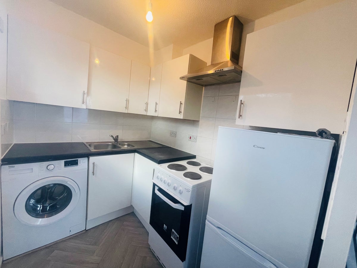 Flat Heatherwood Drive in Greater London