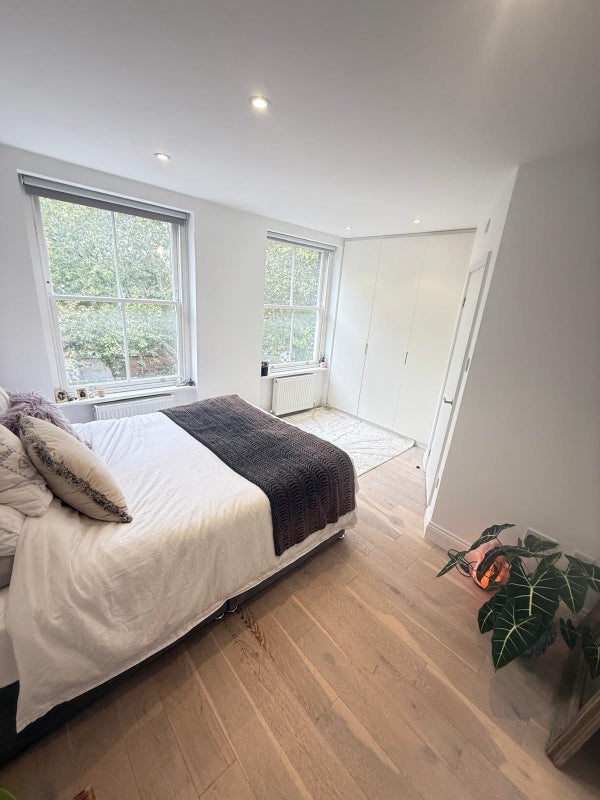 Room Compton Street in Greater London