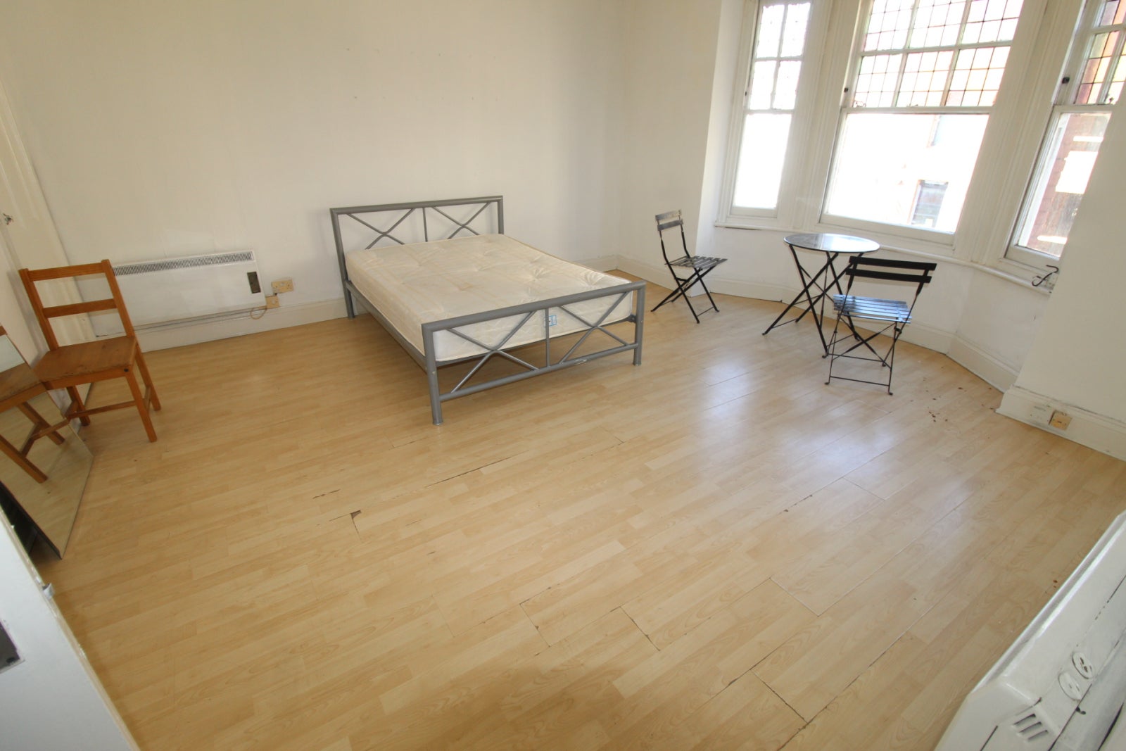 Flat Broadway in Greater London